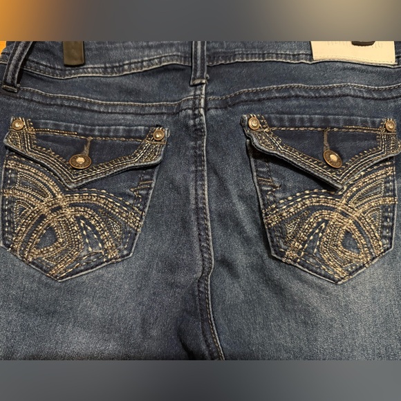 Women’s Hydraulic Dark Wash “Nolita” Mid-Rise Capri Jeans - Picture 4 of 6